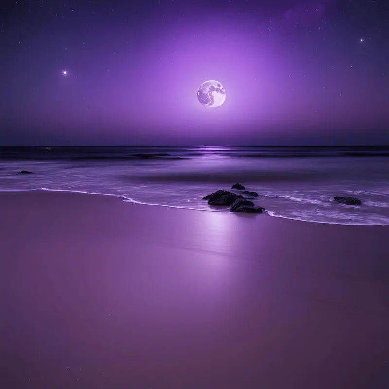 Lua violeta refletida no mar em uma praia à noite